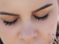 Stunning lashes. Four steps in a day-to-day eyelash care